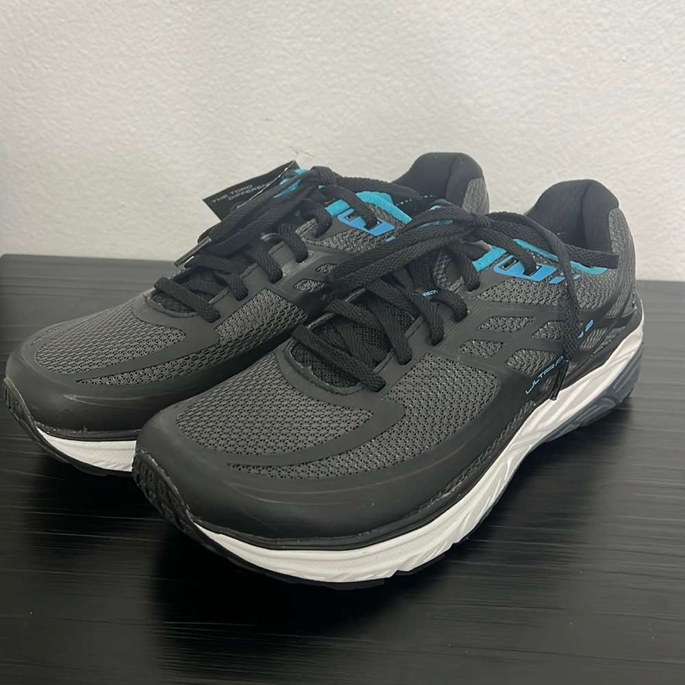 Topo Athletic Women’s UltraFly 2 Size 7 Black Blue White Running Shoe